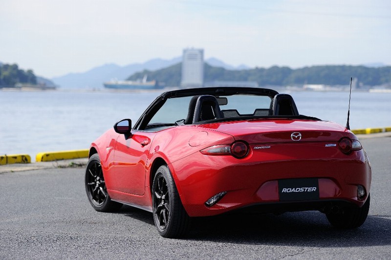 マツダ」が『ロードスター』の“クラシックレッド”を期間限定で販売