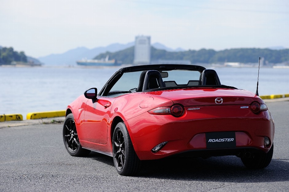 マツダ」が『ロードスター』の“クラシックレッド”を期間限定で販売