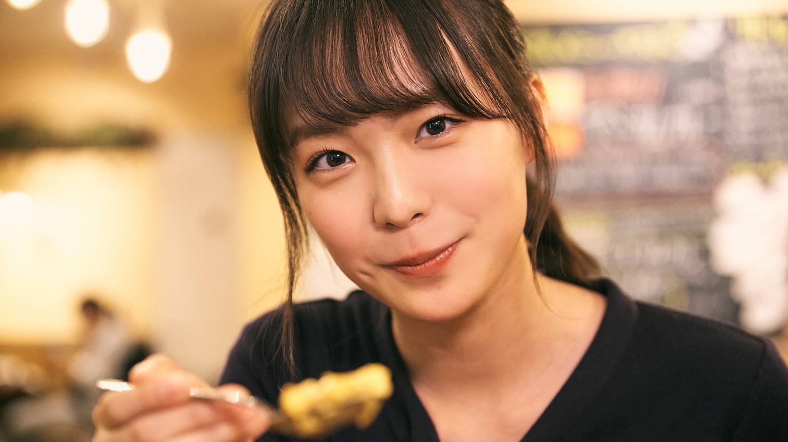 これは飲めます！ 現役女子大生女優・駒井蓮さんが惚れた「牛すじチーズオムカレー」 | 著名人 | LEON レオン オフィシャルWebサイト