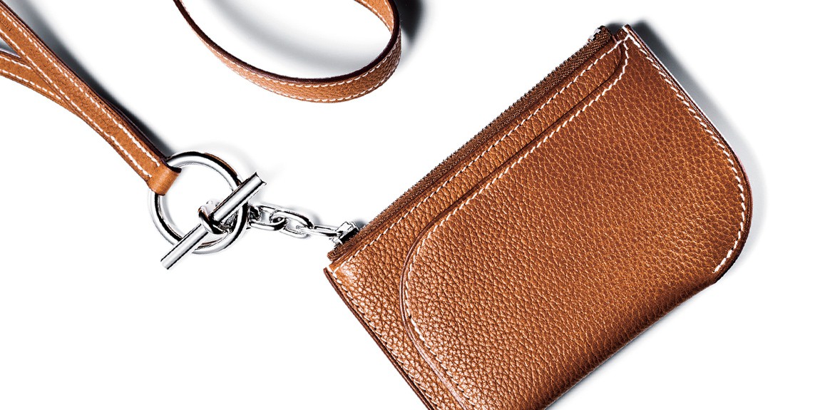 いま、お洒落な人が狙うネックケースは「エルメス」なワケ | メンズ