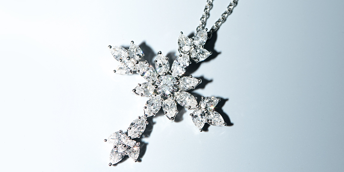 夏の日差しに映えるネックレスは「極上クロス」 | メンズファッション  