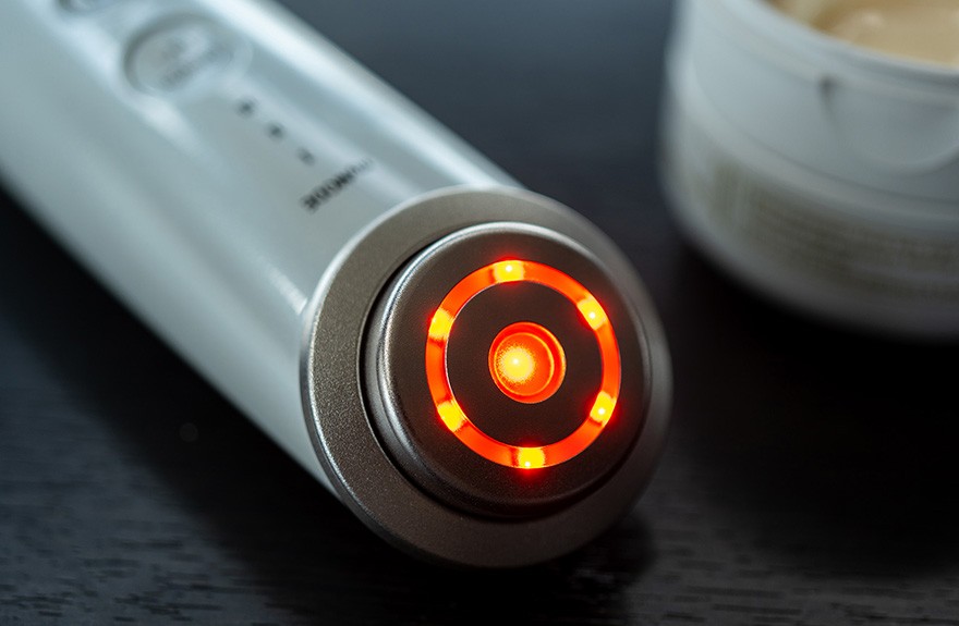 AIで美しい顔に!? ヤーマンの「HAKEI」で美顔器デビュー