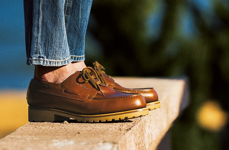 デニムにスニーカー!? 大人はデニムに「デッキシューズ」です | メンズ