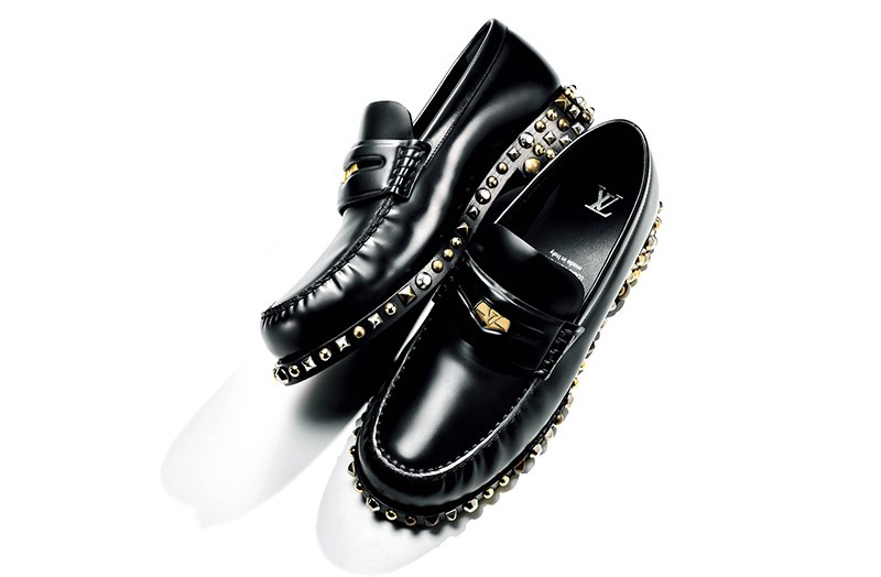 ルイ・ヴィトン」のローファーで大人の黒コーデに拍車がかかる