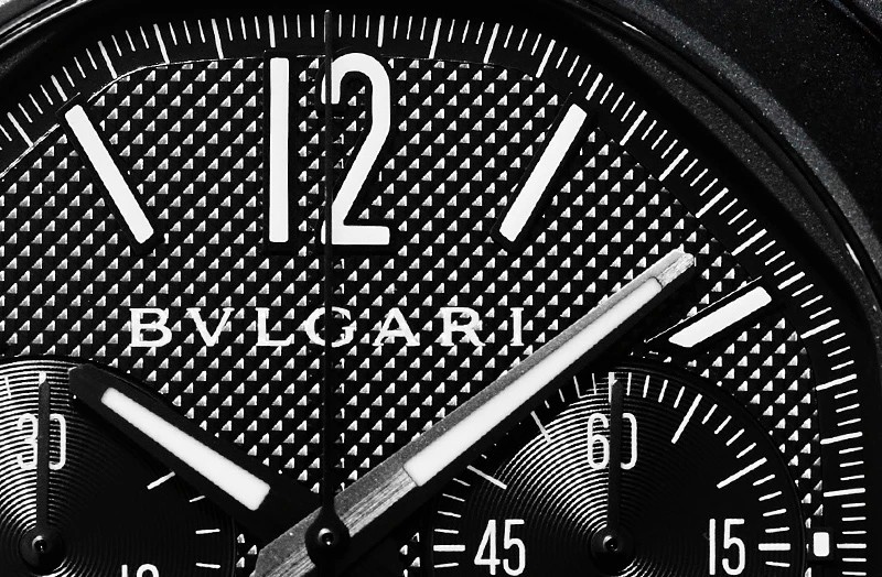 ドライブデートには「真っ黒クロノグラフ」で腕元キリリ！ | メンズ