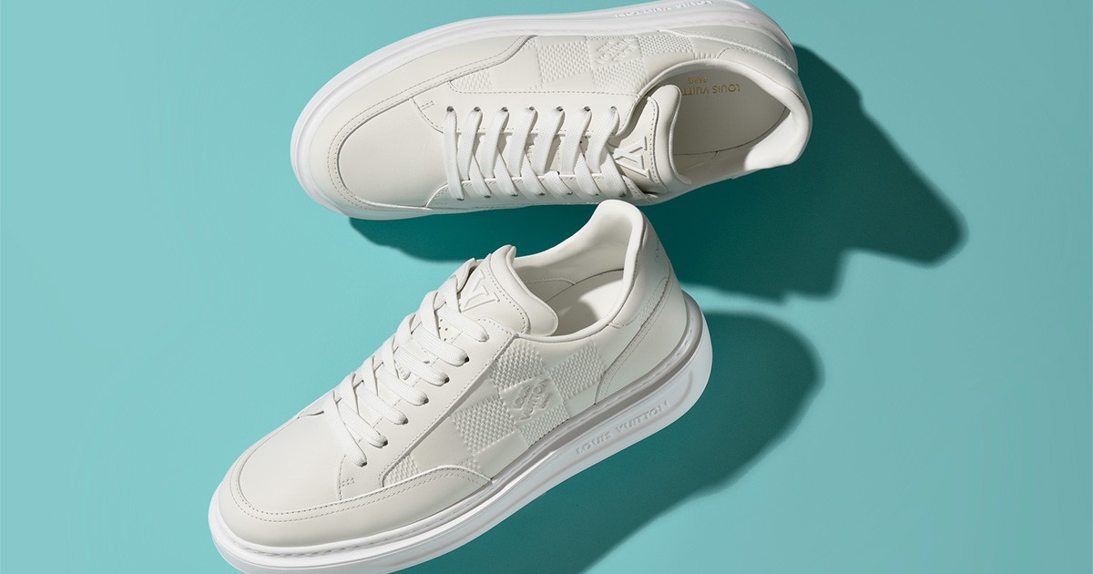 さわやか白スニーカーを“こっそリッチ”に見せる方法とは？ | メンズ