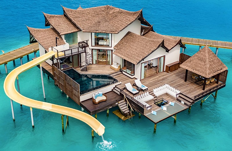 サメや海亀と出会い、滞在中はシャンパンがフリーフローになる