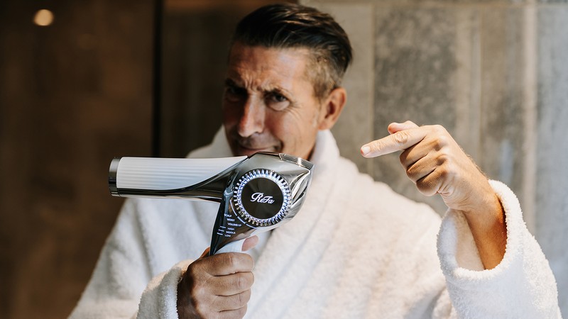 お泊まりデートに「リファ」のドライヤーをちょいプレしたら……輝くツヤ