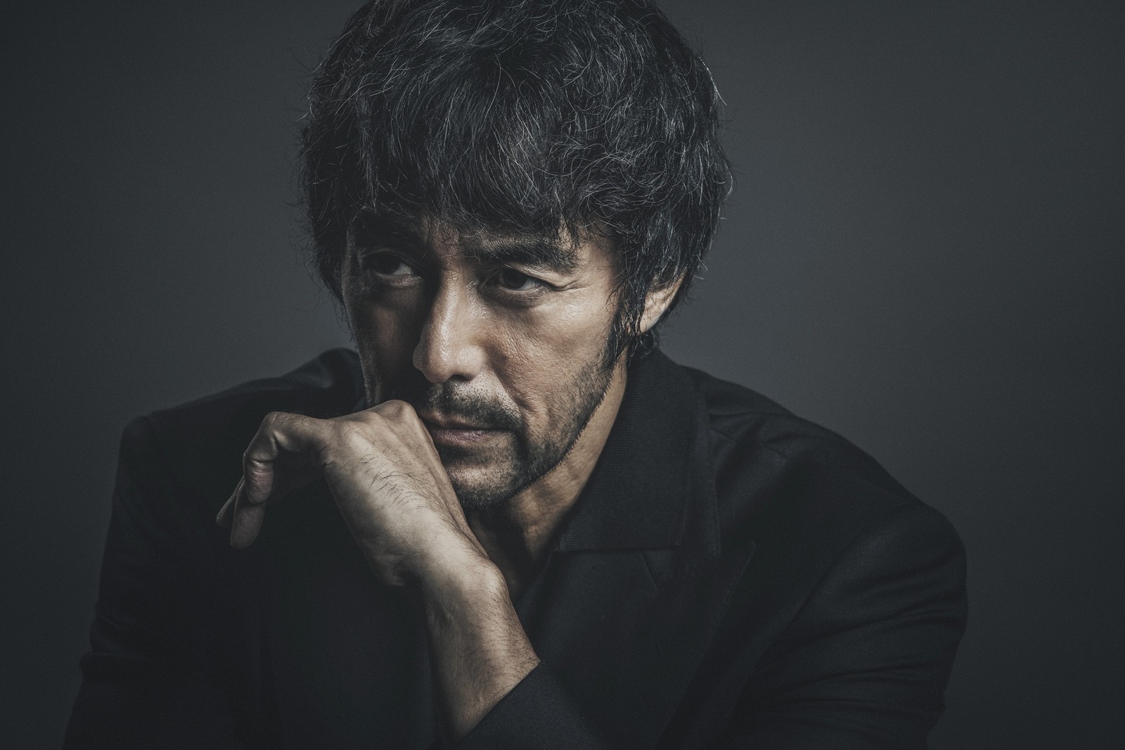 阿部寛インタビュー。「俳優の仕事には人を幸せにしたり、何かに気づかせる力がある」 | 著名人 | LEON レオン オフィシャルWebサイト