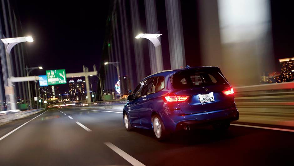 ライフスタイルの分野に積極的に乗り出した昨今のBMWでは、グランツアラーのように走りも楽しいミニバンにも力を入れる。大きくなりすぎないよう全長を4565㎜に抑えつつシートを3列並べて使い勝手を良くしているのが特徴だ。