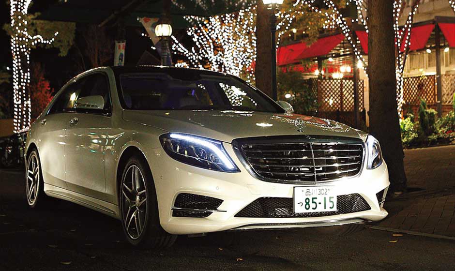 Mercedes-Benz S-Class[メルセデス・ベンツ Sクラス] 質実剛健からお洒落グルマへ劇的変化 色を変えられる間接照明やフル液晶モニターの先駆者であり、メルセデス・ベンツをお洒落でスタイリッシュなクルマとして決定づけたのがSクラスと言えるだろう。998万円～／メルセデス・ベンツ（メルセデスコール）