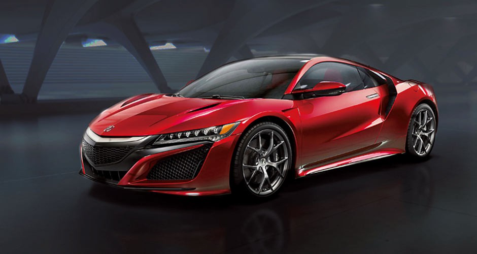 ついに量産モデルがお披露目されたホンダNSX 2012年にコンセプトモデルを発表してから4年あまり。ようやく登場した量産型NSXは、キレのあるライン構成とLEDライトによって目を引くインパクトを発揮。春に発売予定だ。価格未定／ホンダ（Hondaお客様相談センター）