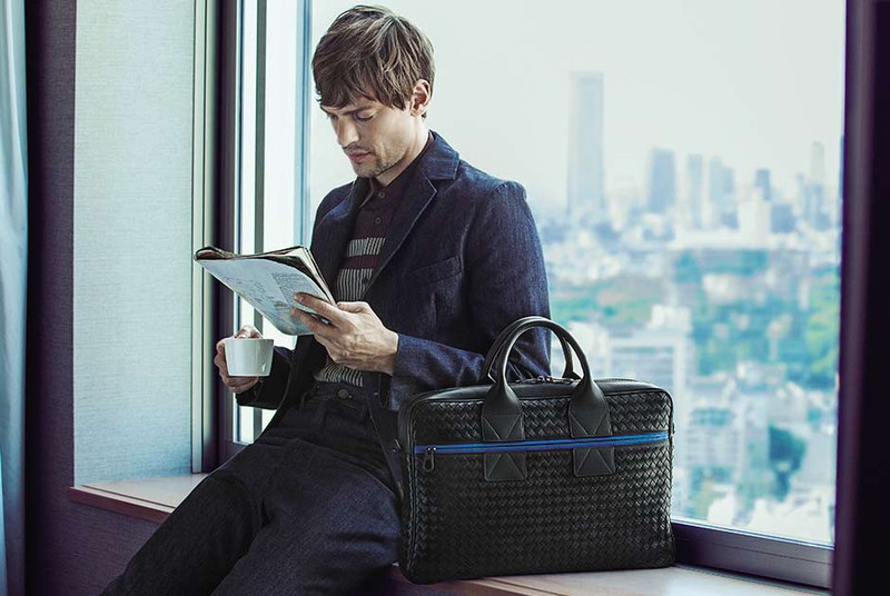 Bottega Veneta[ボッテガ・ヴェネタ] 職人技が光る薄まちブリーフ / カジュアル感のあるデニムのセットアップも、かっちりブリーフを合わせると、たちまちデキそなオーラを纏えますよ。薄マチながらも、内ポケットに加え、外側の両面にもファスナーポケットがあるので収納力も抜群、というデキるバッグです。ブルートーンで統一した洒脱なスタイル。おなじみイントレチャートのブリーフはブルーのパイピングラインが目を引く新作。自立するカッチリ感もうれしいですね。W42×H29×D7.5㎝。41万円／ボッテガ・ヴェネタ（ボッテガ・ヴェネタ ジャパン）