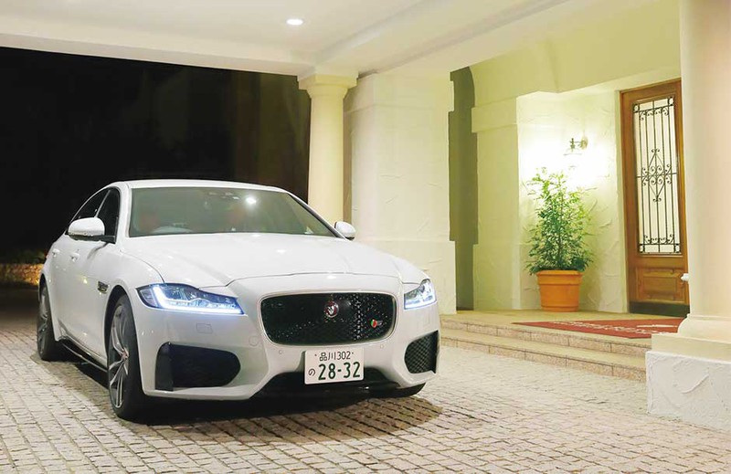 Jaguar XF S [ジャガー XF S] 新型ジャガーXFのフラッグシップモデル 最高出力380psのV6 3.0ℓスーパーチャージド・エンジンを搭載する“S”はトップグレード。スポーティなハンドリングだけでなく、快適な乗り心地も堪能できる。1105万円／ジャガー（ジャガーコール）