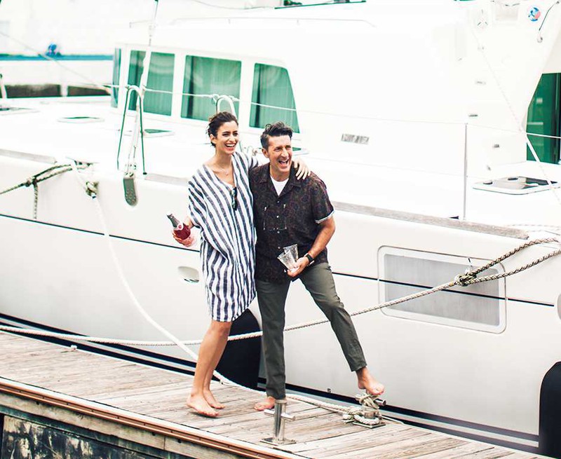 Theory リネンでありながら優れた伸縮性も魅力 リラックスしたリネン素材とオリーブの色味ながら、ハリの強い生地を使用しているので、大人らしい品を損なうことなく着こなすことができます。パンツ2万8000円/セオリー(リンク・セオリー・ジャパン) 開襟シャツの開放的なスタイルには、ボトムに渋い色味を取り入れることでルーズな印象はなくなり、海が似合うリゾートスタイルに。男性●シャツ4万4000円/バナナタイム フォー ロンハーマン(ロンハーマン)、カットソー6500円/エストネーション、時計322万円/ウブロ、サングラス3万7000円/ネイティブ サンズ(ジービーガファス)、グラスコード4200円/ダイアン・テイラー(グローブスペックス エージェント) 女性●ワンピース3万5000円/ジェームス パース(ジェームス パース 青山店)、サングラス3万7000円/GLCO(アイヴァン フレッド シーガル 代官山)、ネックレス1万5200円/シンパシー・オブ・ソウル(S.O.S fp恵比寿本店)