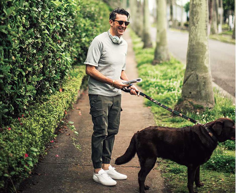 Vigano 深いオリーブが男らしい美脚なゆるカーゴ さすがイタリアの老舗パンツブランド。カーゴパンツも美脚です。ハリのある生地と濃いオリーブも気分。ストレッチ性があるので、ワンコの散歩やドライブにも最適です。パンツ2万9000円/ヴィガーノ(バーニーズ ニューヨーク カスタマーセンター)パンツに意匠があるのでトップスはシンプルにTシャツで。ピタTではなく、ちょいゆるサイズのTシャツを選べば、足元に向かってテーパードするので、軽快な印象に。足元はローカットの白スニでくるぶしを見せましょう。カットソー1万5000円/リディアル(カイタックインターナショナル)、サングラス3万円/モスコット(モスコットトウキョウ)、バングル100万円/シンパシー・オブ・ソウル(S.O.S fp恵比寿本店)、靴6万2000円/コモンプロジェクツ(リンク・セオリー・ジャパン)、ヘッドフォン3万円/ビーツ(アップル ジャパン)