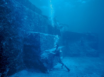 神秘的な海底遺跡が出現!?