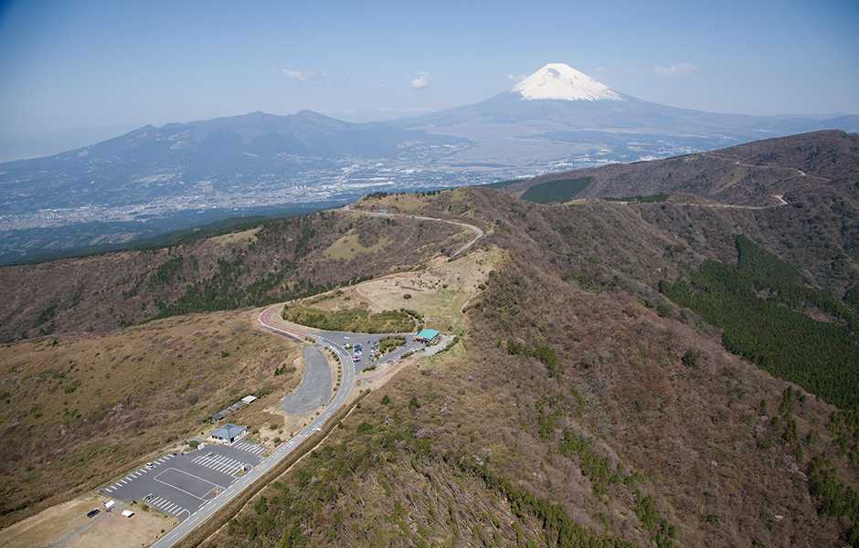 芦ノ湖に沿って5分間、湖尻峠のあたりまでフライトします。