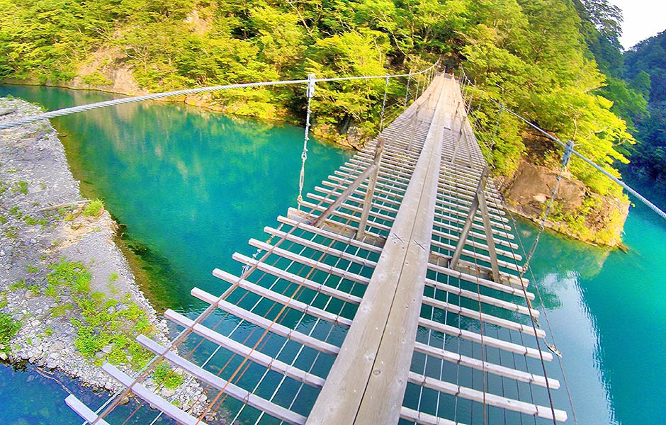 夢の吊り橋／静岡県、寸又峡を流れる寸又川を堰き止めて造られたダムに架かる、高さ８m、全長90mに及ぶ吊り橋。橋の中央付近で恋の願いをすると、その恋が成就するという伝説でも知られている橋です。非日常的な美しい景観、「夢の吊り橋」というロマンチックなネーミングに反して、渡る者を拒むようなスリルさを味わえる橋でもあるのです。（写真提供／y.trip.y）