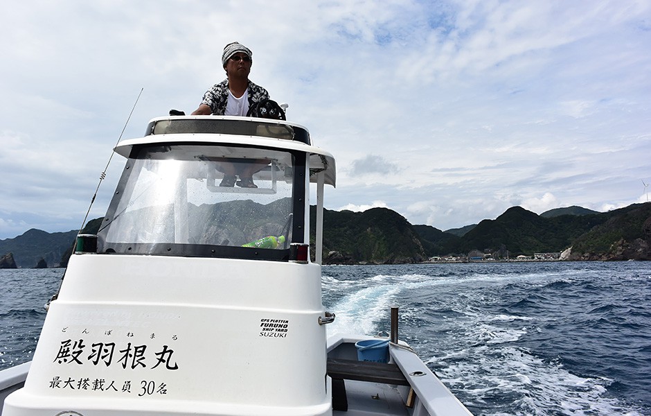   殿羽根丸の船長高野さん。10年ほど前からインターネットでヒリゾ浜を紹介し続け、それがSNSで拡散し、注目の的に。