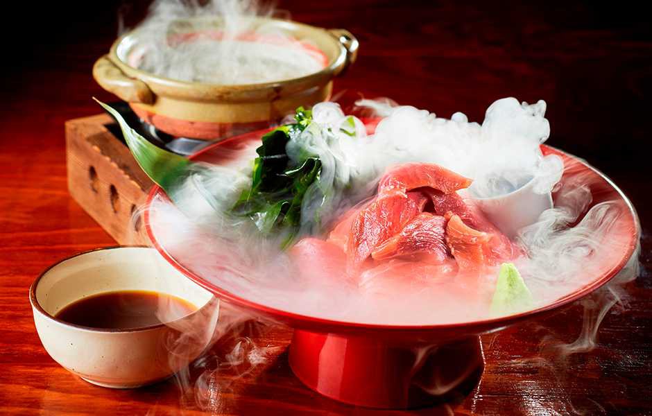 生本マグロのてんこ盛り 690円