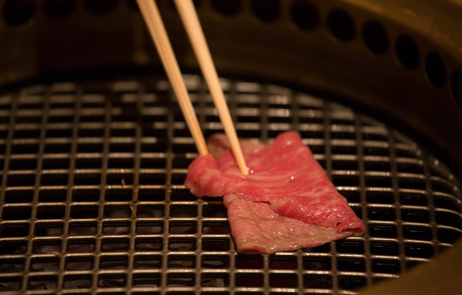   ヤキニクエストでは「自分の肉は自分で焼く」が鉄則ですが、接待時にはその掟も封印。お客様のために華麗なる焼き技（焼奥義）を披露することも。「よろにく」名物「シルクロース」をZの形に折りたたんでサッとひっくり返す。その名もZミート（ゼットミート）。