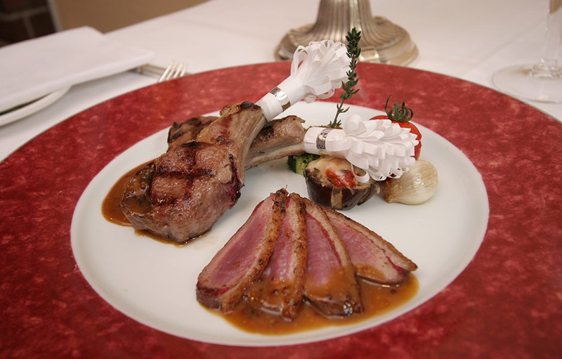 暖炉で焼き上げた2種のお肉の盛り合わせ 単品13,000円(2名様分)/ コース(15,000円)※別途サービス料10%