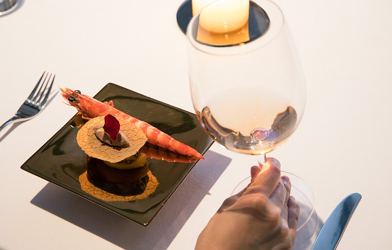 「甘美なる憂愁」(下からマンゴー、キャラメリゼしたフォアグラのコンフィ、そば粉のガレット、ショコラシャンティ、活車海老。それぞれを少しずつカットして、口の中で五味を同時に味わう)