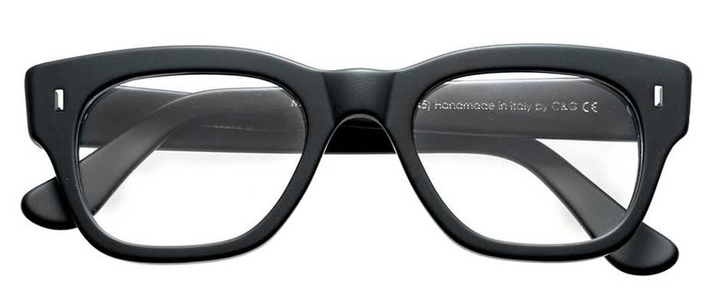 それまで視力補正用具としての側面が強かった眼鏡に、ファッションの要素を持ち込んだ先駆として知られる「カトラー&グロス」。そんな英国の重鎮が繰りだす黒縁モデルは、苦み走ったマット仕上げのウェリントン。目元に迫力備わる太枠仕立てでありながら、角を抑えた流麗なフォルムにより、繊細な雰囲気も併せ持ちます。3万7000円/カトラー&グロス(オブジェ・イースト)