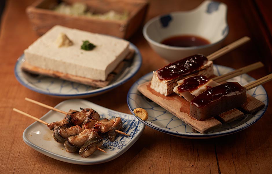 名物「うなぎのくりから焼き」（520円）、「味噌おでん」（570円）、冷奴（560円）。※すべて税別