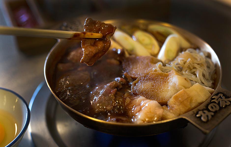 「みの家」の伝統的な割り下に味噌をのせる「桜なべ」（ロース肉・ヒレ肉）2100円