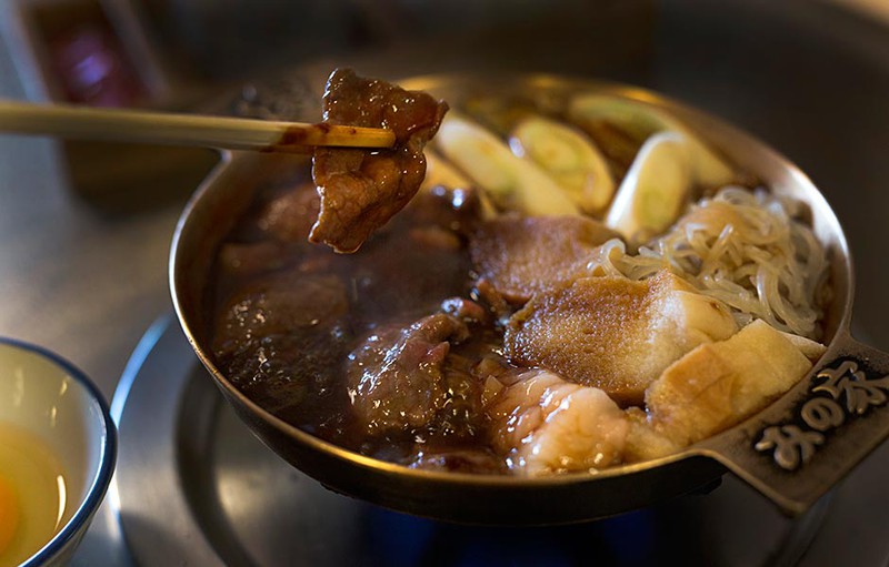 「みの家」の伝統的な割り下に味噌をのせる「桜なべ」(ロース肉・ヒレ肉)2100円