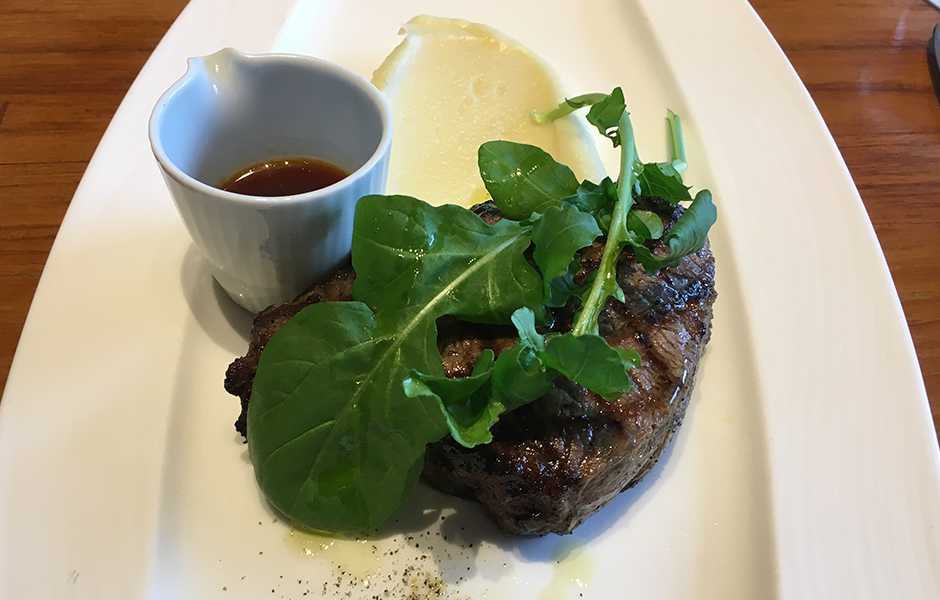 絶妙に焼き上げられた『穀物飼育したブラックアンガスビーフリブアイ』は、外は香ばしく中はジューシーで、噛めば噛むほど味わい深い一皿