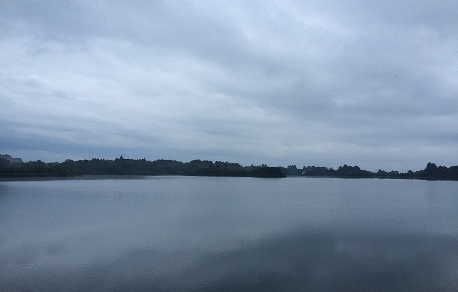 雨に煙る精進湖。霧と雲が余計なものをすべて覆い隠すので、こんなに幻想的なのです。