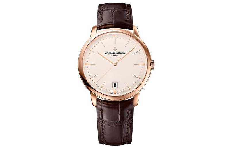 「ヴァシュロン・コンスタンタン」パトリモニー・スモールモデル/265万円(7月より、272万5000円) 創業262年を誇る「ヴァシュロン・コンスタンタン」は、世界最古の時計ブランドとも称される重鎮です。なかでもパトリモニーは、そんな偉大な老舗の伝統を一身に集約させた卓越したラウンド時計シリーズ。オパリン仕上げの文字盤や研ぎ澄まされたバトン針など、すべてが美しく調和した作り込みに圧倒されます。厳格な製法に則り作られたことと高い品質を保証するジュネーブ・シールが唯一無二のクオリティを物語ります。自動巻き。PGケース(36mm)、アリゲーターストラップ。3気圧防水/(ヴァシュロン・コンスタンタン)