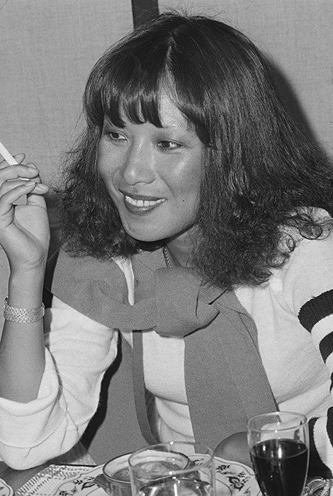 安井かずみさん(1939年~1994年)/作詞家。グループサウンズや著名歌手、アイドルらに詩を提供し、「おしゃべりな真珠」や「私の城下町」など数々のヒットで知られる。ミュージシャン、加藤和彦さんとの優雅な結婚生活はメディアにも多々取り上げられ、注目の的に。1994年、肺がんで死去。©主婦と生活社