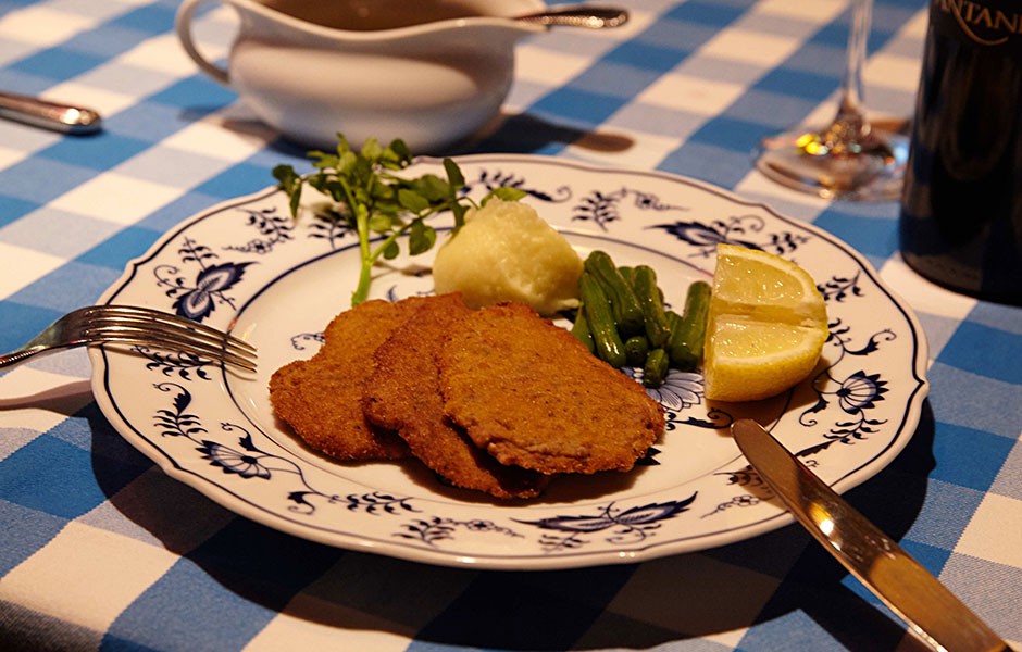   「仔牛のカツレツミラノ風」は、お肉の柔らかさと軽い衣の食感など、女性に好まれる上品な仕上がり。5,400円（サービス料別）。