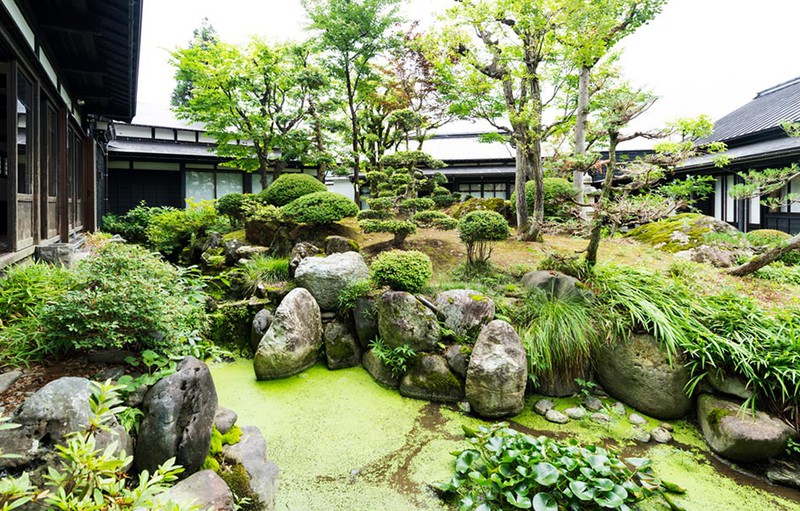 各部屋から望める庭園も見事。四季折々の自然が楽しめ、当然冬は雪景色に。