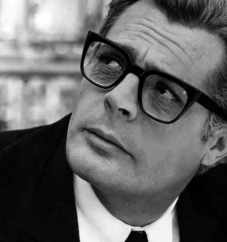 名作『81/2』、劇中で主人公を演じるマルチェロ・マストロヤンニも常に黒ぶちの太セルを愛用。迷走しながらも貫禄とセクシーさ纏う映画監督役には欠かせない小物なのです。写真:Visual Press Agency/アフロ