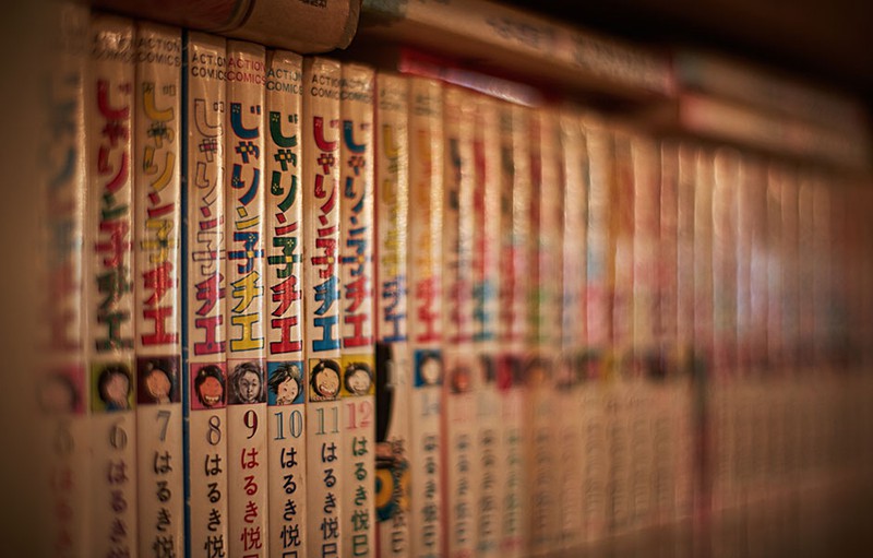 漫画が置いてあるのも昭和喫茶の特徴。「じゃりん子チエ」と「代紋TAKE２」は全巻そろってます。