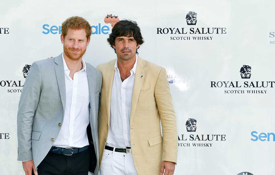 ヘンリー王子(左)とナチョ・フィゲラス(右)©St. Regis Hotels & Resorts