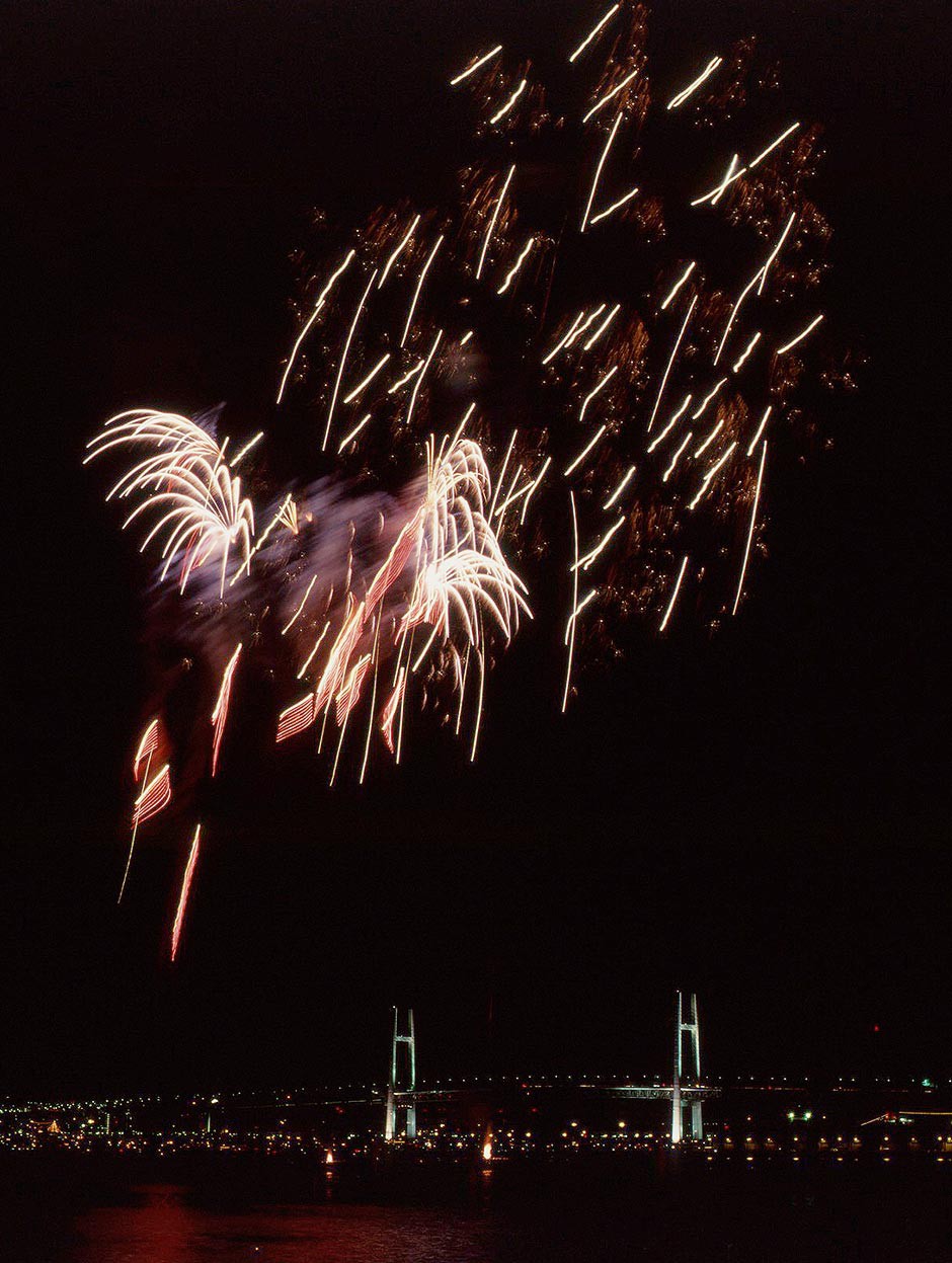 展開後にさらに小さな花火が飛び出して、空中を浮遊する「吊り物」。常陸では見られなくなってしまったが、熱海などではまだ見られるそう。