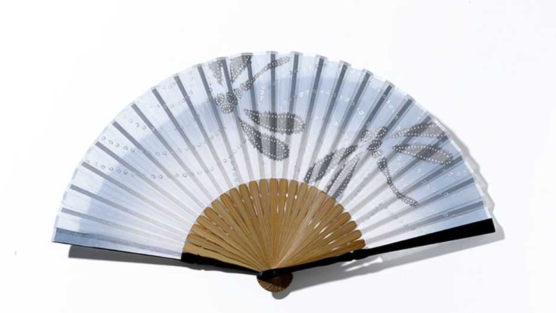 綿麻布にラメ入りのトンボを染め抜いた扇子は、銀座で180年の歴史をもつ京扇堂の京扇子。4000円/京扇堂