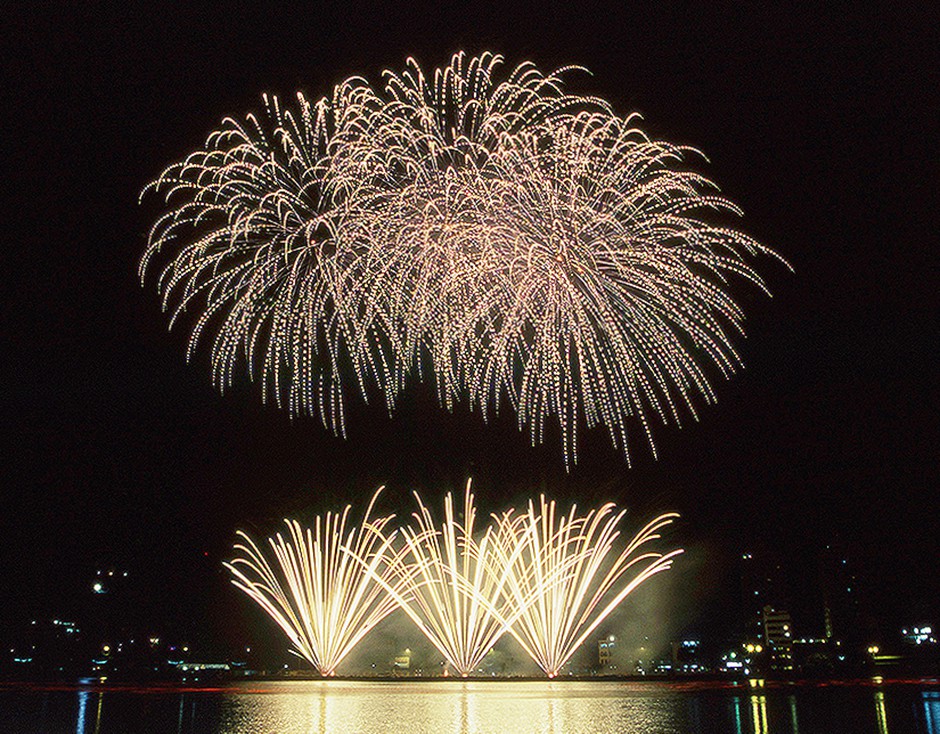   マカオ国際花火コンテストは、世界三大競技会のひとつに数えられる壮麗な花火の祭典。マカオ・タワー前の南灣湖が会場となり、マカオの夜景を背景に花火があがる。マカオはポルトガルが宗主国であることもあり、花火がさかんなポルトガルのチームも毎年参加している。