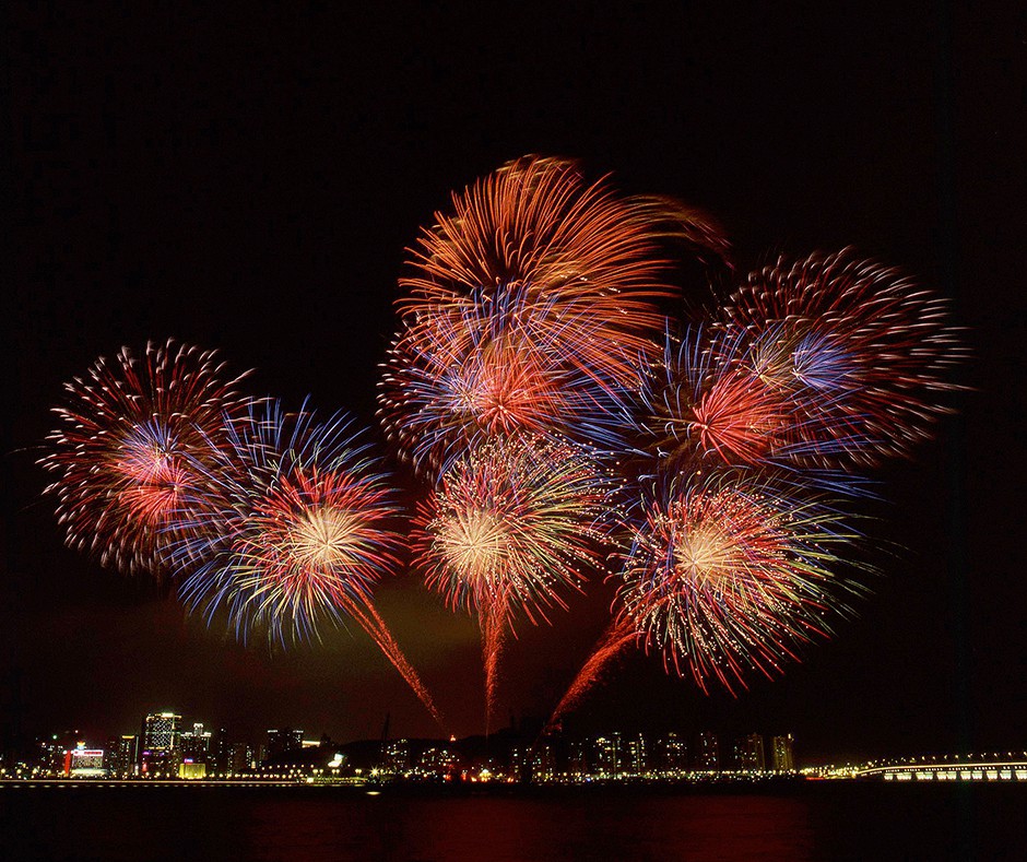 マカオ国際花火コンテスト。ド派手な演出は圧巻。