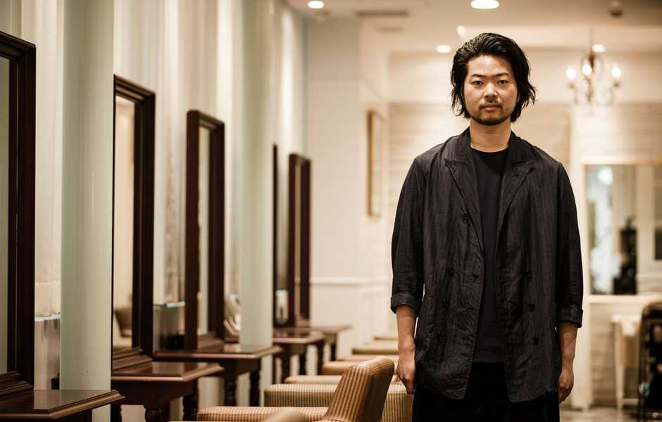 今回ヘアスタイル指南を担当してくれたのは、ヘアメイクアーティストの勝間亮平さん。17年のキャリアを誇る勝間さんは、本誌のモデル撮影において長年ヘアメイクを担当してもらってもいる方。実は弊誌編集部員の多くも彼にカットをお願いするほどの髪技師なのです。そんな勝間さんが現在在籍しているサロンが原宿の「アトレーヴ」。落ち着いた空間のなか、ゆったりヘアメイクをしてもらうことが可能です。(勝間さん指名の場合は2日前までに要予約)