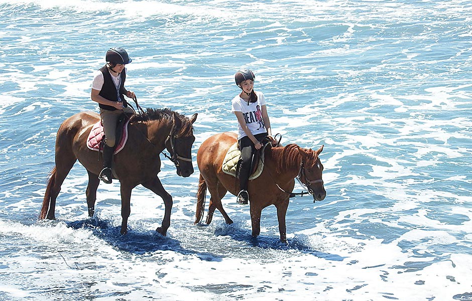 この夏は、海岸乗馬でビーチセレブを初体験！ | 旅行 | LEON