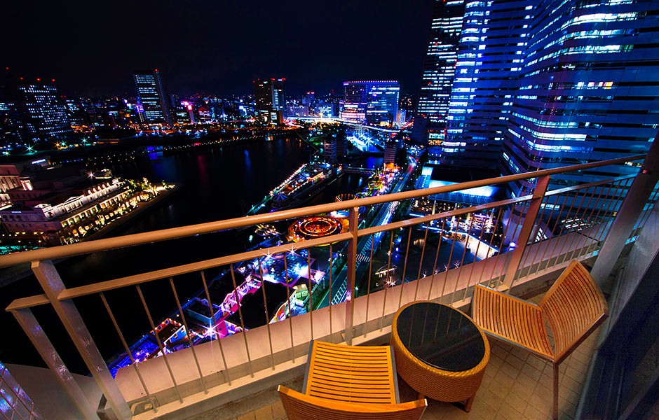 こちらはパークビュータイプの部屋から見た夜の眺望。色とりどりのネオンが美しい!