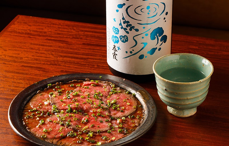 ローストビーフ 卵黄ダレ, 春霞 純米吟醸 わき水ラベル