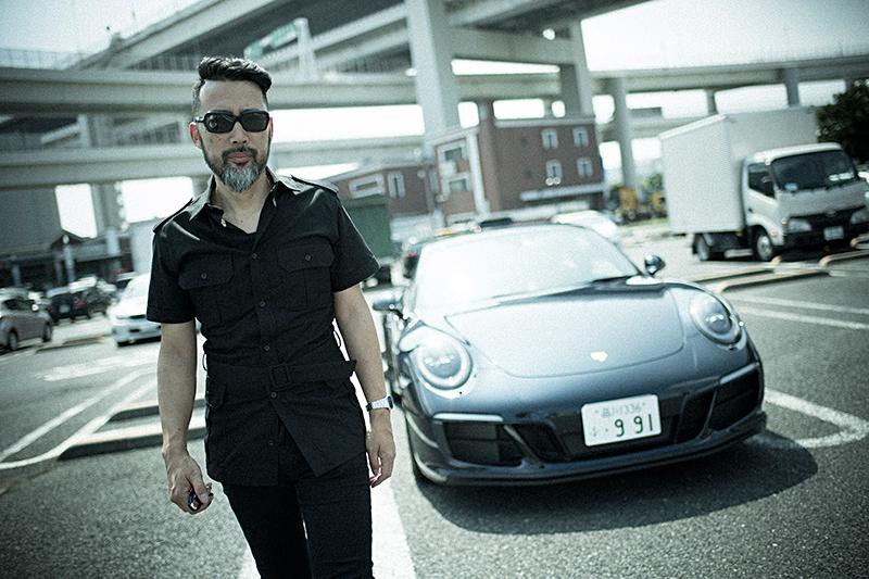 DJ／音楽プロデューサーの沖野修也が、ポルシェ911GTSで横浜へドライブ